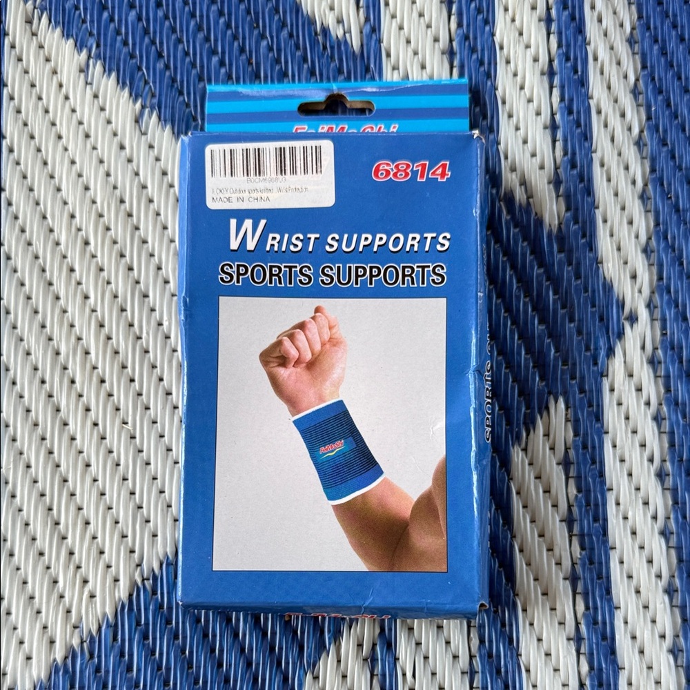 NWT Wrist Support Sports Support Bands Black Blue Protects Wrist Joints